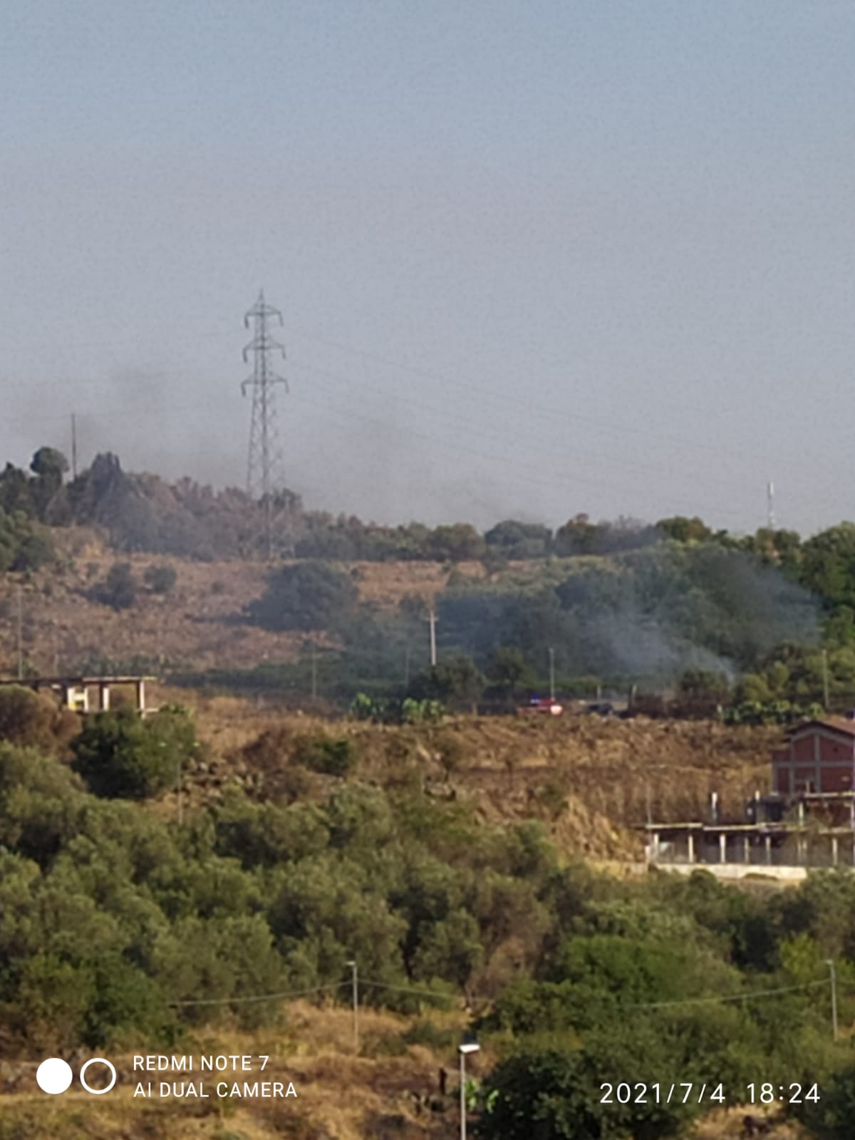 GIORNATA INFERNALE DI INTERVENTI PER I VIGILI DEL FUOCO, ENNESIMO INCENDIO IN CORSO DI STERPAGLIE