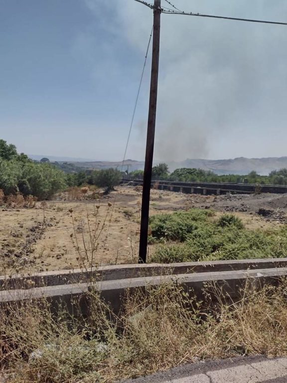 GIORNATA INFERNALE DI INTERVENTI PER I VIGILI DEL FUOCO, ENNESIMO INCENDIO IN CORSO DI STERPAGLIE