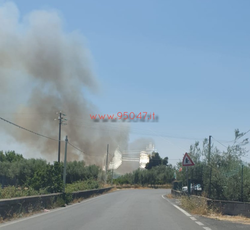 GIORNATA INFERNALE DI INTERVENTI PER I VIGILI DEL FUOCO, ENNESIMO INCENDIO IN CORSO DI STERPAGLIE