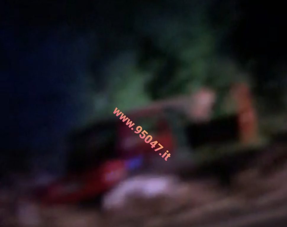 GRAVE INCIDENTE IERI SERA SULLA SS121 , AUTO FUORI STRADA FINISCE CONTRO UN ALBERO