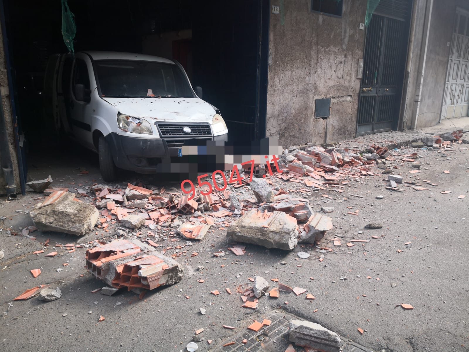 PATERNÒ: CROLLA UN BALCONE, NESSUN FERITO