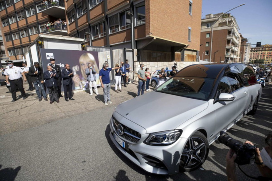 LA CAPITALE ABBRACCIA RAFFAELLA CARRÀ.  IL LUNGO CORTEO PER LE VIE DI ROMA. OGGI E DOMANI LA CAMERA ARDENTE AL CAMPIDOGLIO