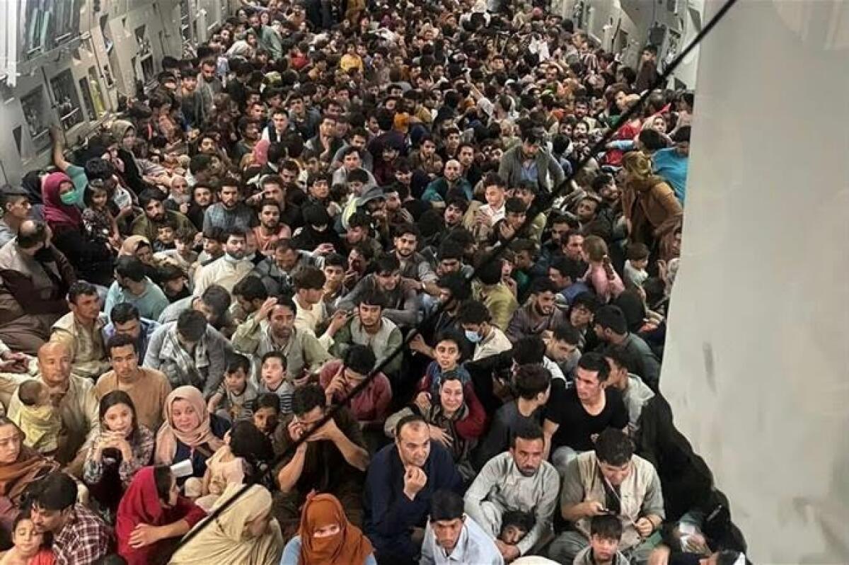 LA FOTO DELL’AEREO MILITARE PIENO DI AFGHANI DECOLLATO DA KABUL - 