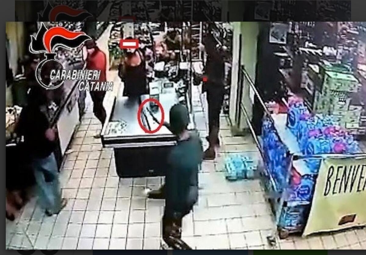 PATERNÒ: RAPINA IERI SERA AL SUPERMERCATO DI VIA BARI, VIENE IMMEDIATAMENTE IDENTIFICATO DAI CC CHE LO 'RAGGIUNGONO " A CASA - 