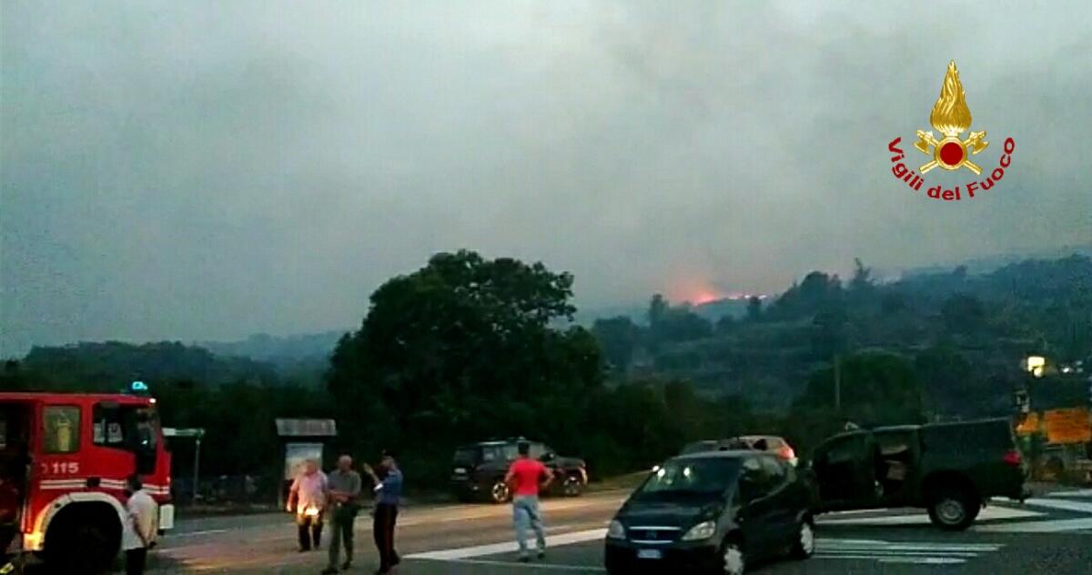 DISTRUTTA DAL FUOCO LA PINETA DI LINGUAGLOSSA, IL SINDACO: "ERGASTOLO PER I RESPONSABILI" - 