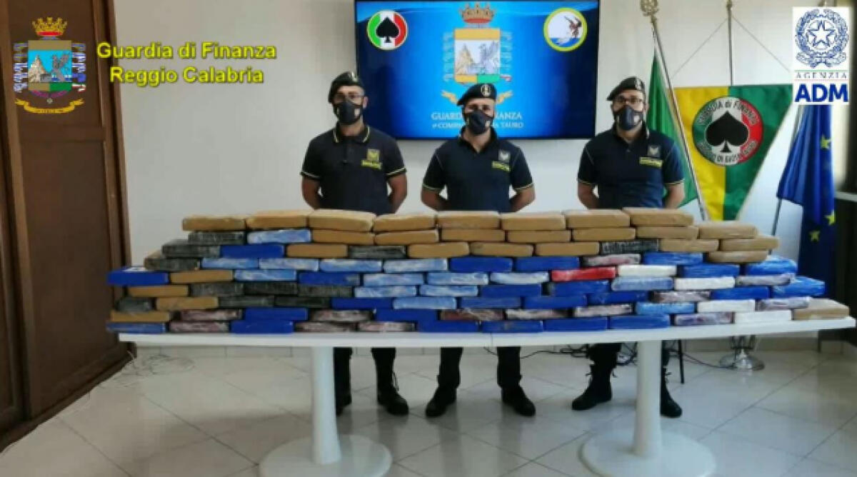MAXI SEQUESTRO NEL PORTO DI GIOIA TAURO , 108 KG DI COCAINA OCCULTATA IN UN CARICO DI LEGNAME - 