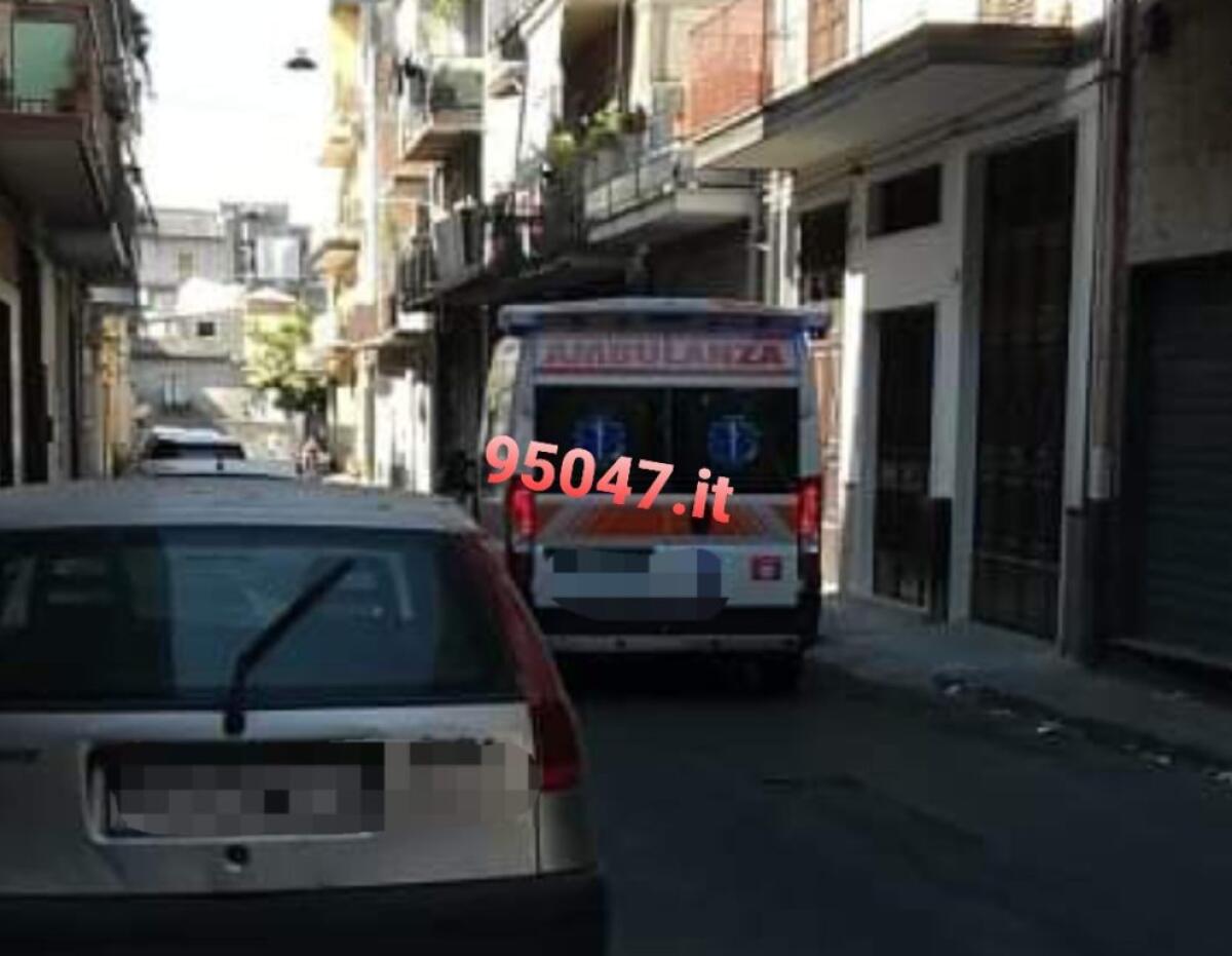 PATERNÒ ANZIANA SCIVOLA SUL MARCIAPIEDE E BATTE LA TESTA, SOCCORSA DAL 118 - 