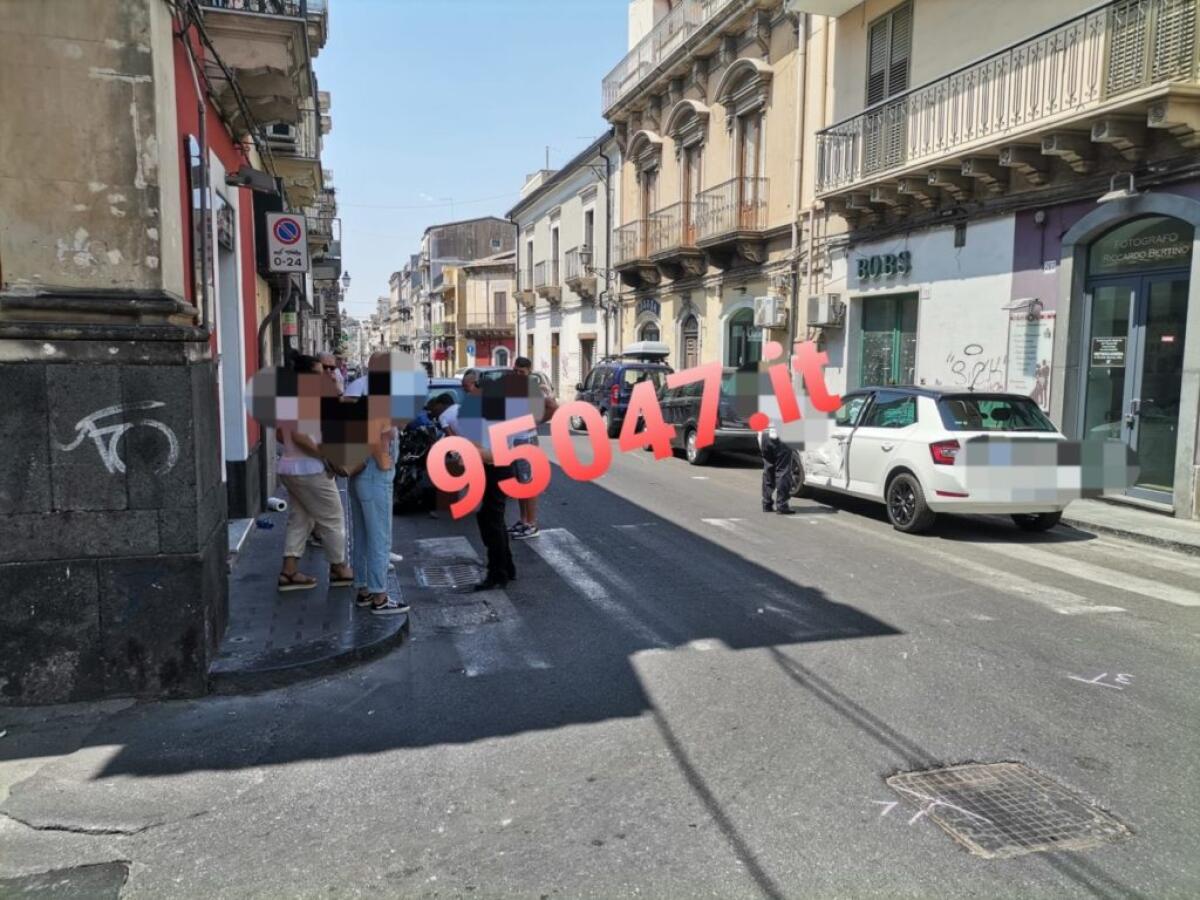 PATERNÒ: SCONTRO AUTO MOTO IN VIA V.EMANUELE,  FERITO CENTAURO - 