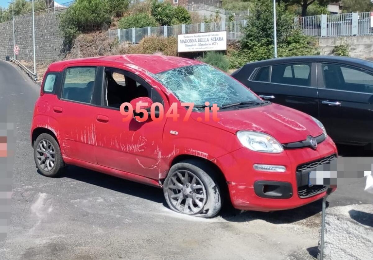 MASCALUCIA: AUTO SBATTE CONTRO UN MURETTO E SI RIBALTA - 