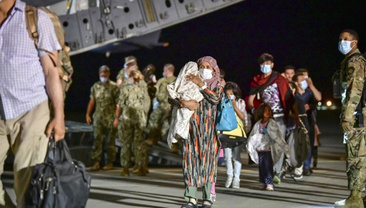 PROFUGHI AFGHANI IN VOLO DALLA BASE DI SIGONELLA VERSO GLI USA - 