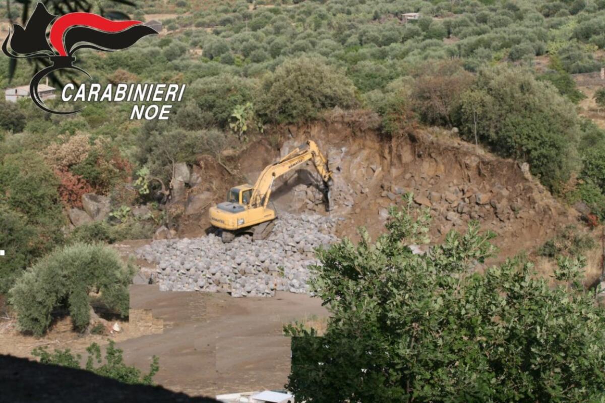 RAGALNA: SEQUESTRATA UNA CAVA ABUSIVA ED UN ESCAVATORE. TRE PERSONE DEFERITE - 