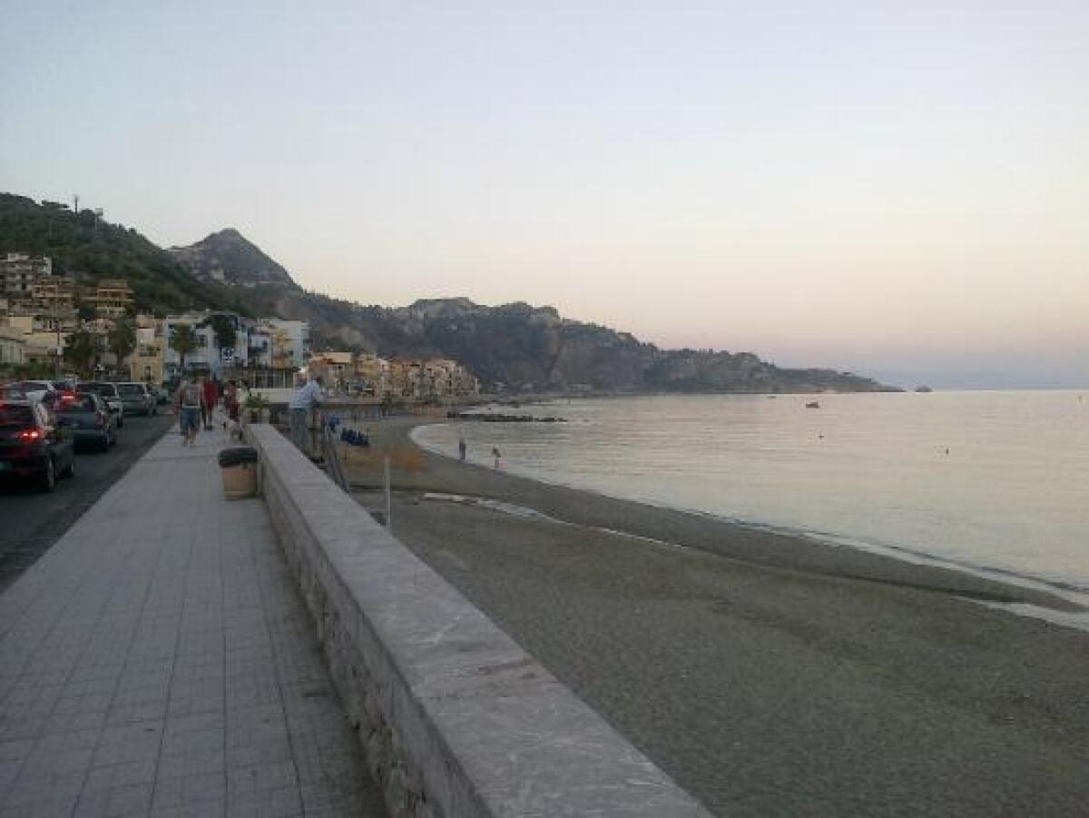 GIARDINI NAXOS: CACCIA AL PIRATA DELLA STRADA CHE HA TRAVOLTO TRE RAGAZZE SUL LUNGOMARE, GRAVE 20ENNE - 