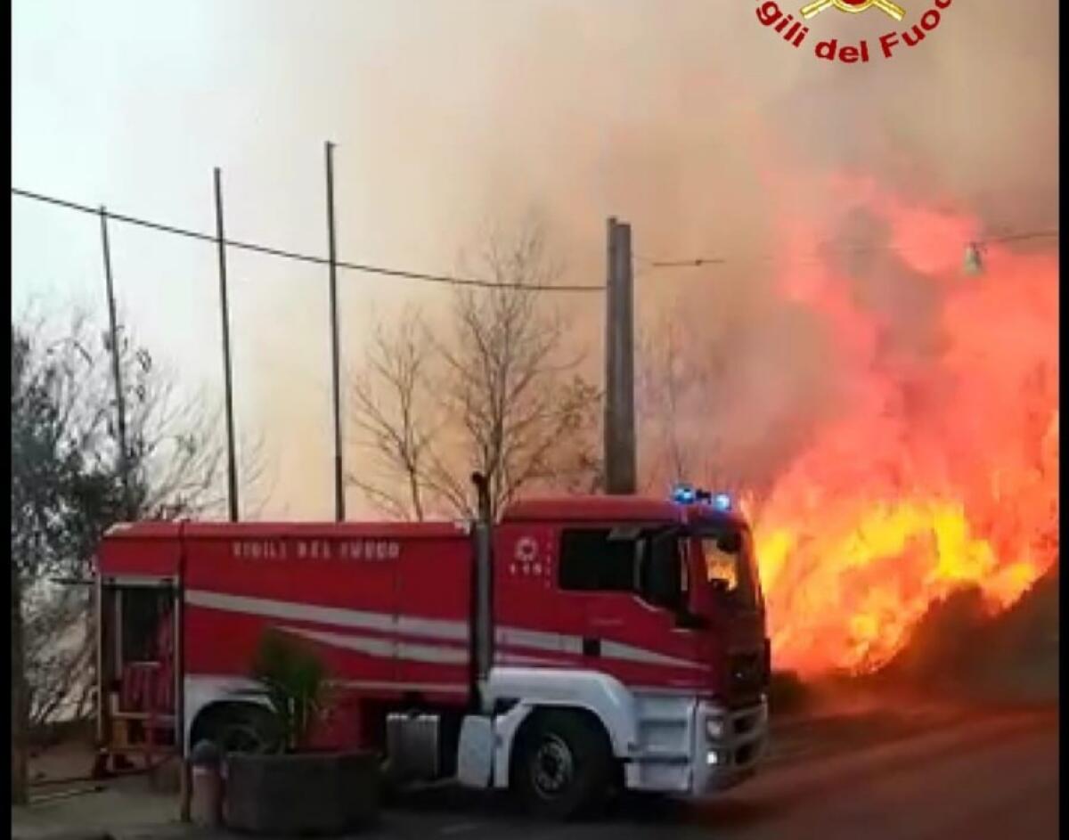 INCENDI, BRUCIA LA SICILIA, FRONTE FIAMME DA MADONIE AI NEBRODI ALL'ETNA. IL MINISTRO: 'IL 57% SONO DOLOSI' - 
