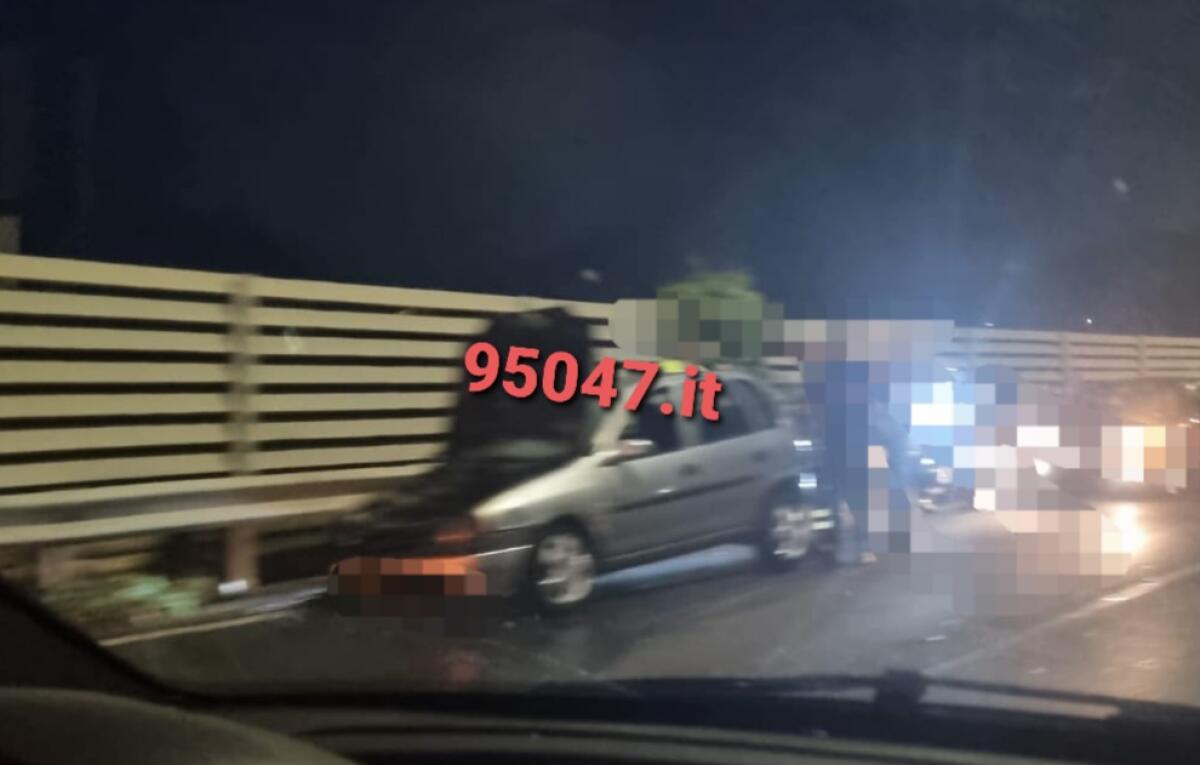 PATERNÒ: PRINCIPIO DI INCENDIO AD AUTOVETTURA AL CORSO ITALIA INTERVENGONO VIGILI DEL FUOCO - 