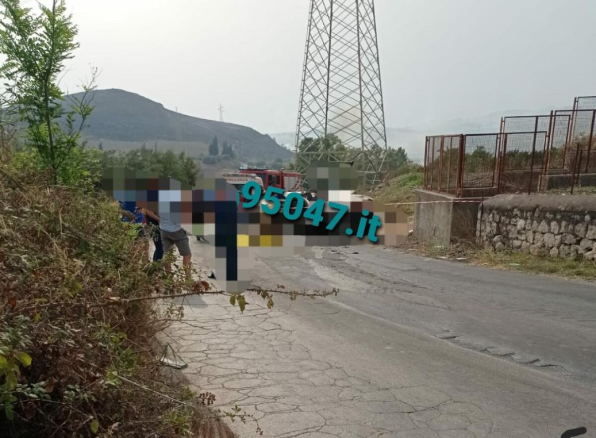 PATERNÒ TRATTORE SI RIBALTA E IL GUIDATORE MUORE SCHIACCIATO - 