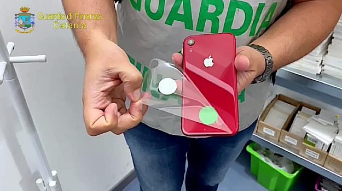 CATANIA: SCOPERTO NEGOZIO CHE VENDEVA PRODOTTI APPLE FALSI, DENUNCIATI - 
