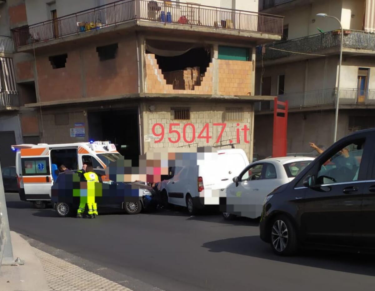 PATERNÒ: SCONTRO AUTO-FURGONCINO IN ZONA SCALA VECCHIA - 