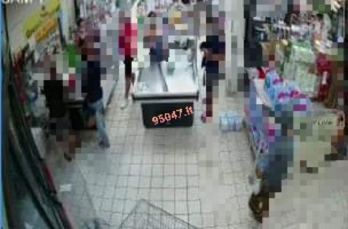 PATERNÒ: RAPINA AL SUPERMERCATO: MINACCIA LE CASSIERE CON UN COLTELLO - 