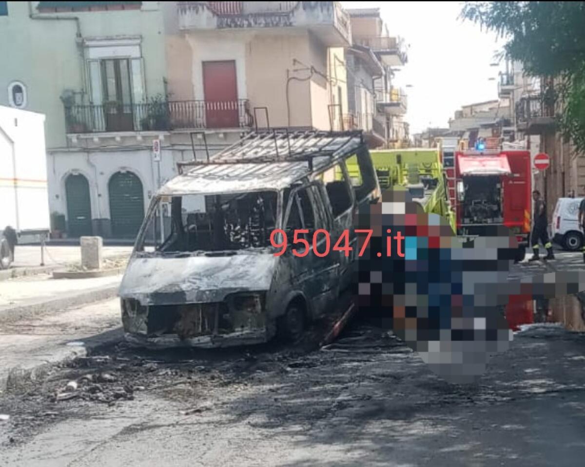 ADRANO: FURGONE PRENDE FUOCO MENTRE È IN MARCIA - 