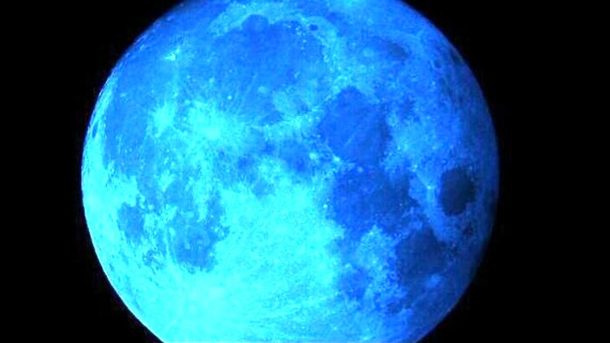 QUESTA SERA È LA NOTTE DELLA LUNA BLU: ILLUMINERÀ IL CIELO INSIEME A GIOVE E SATURNO - 