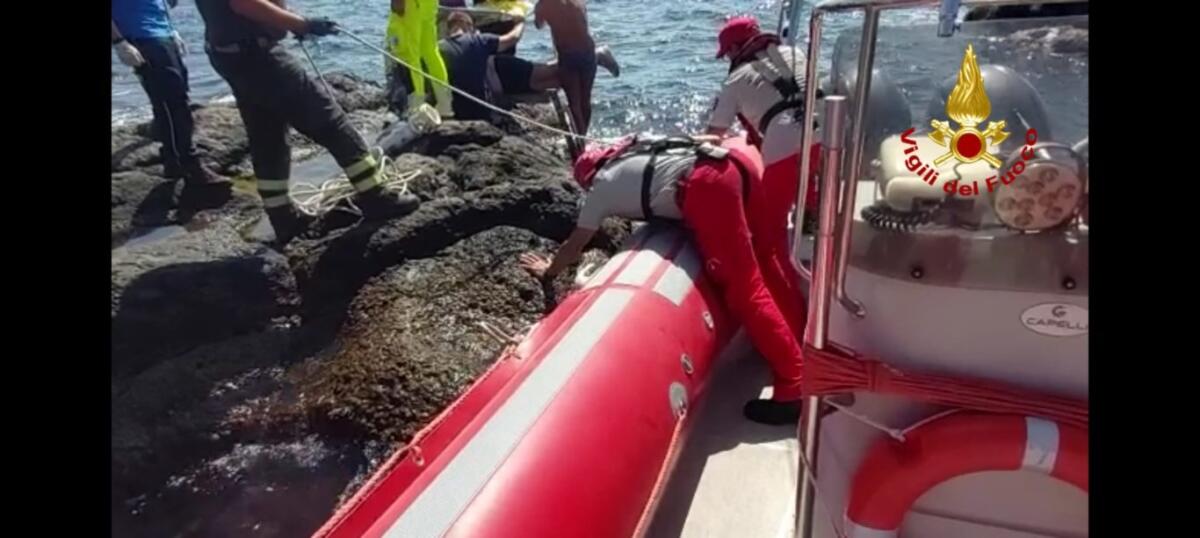 CAPOMULINI, SACERDOTE ACCUSA MALORE IN MARE: SALVATO DAI VIGILI DEL FUOCO - 