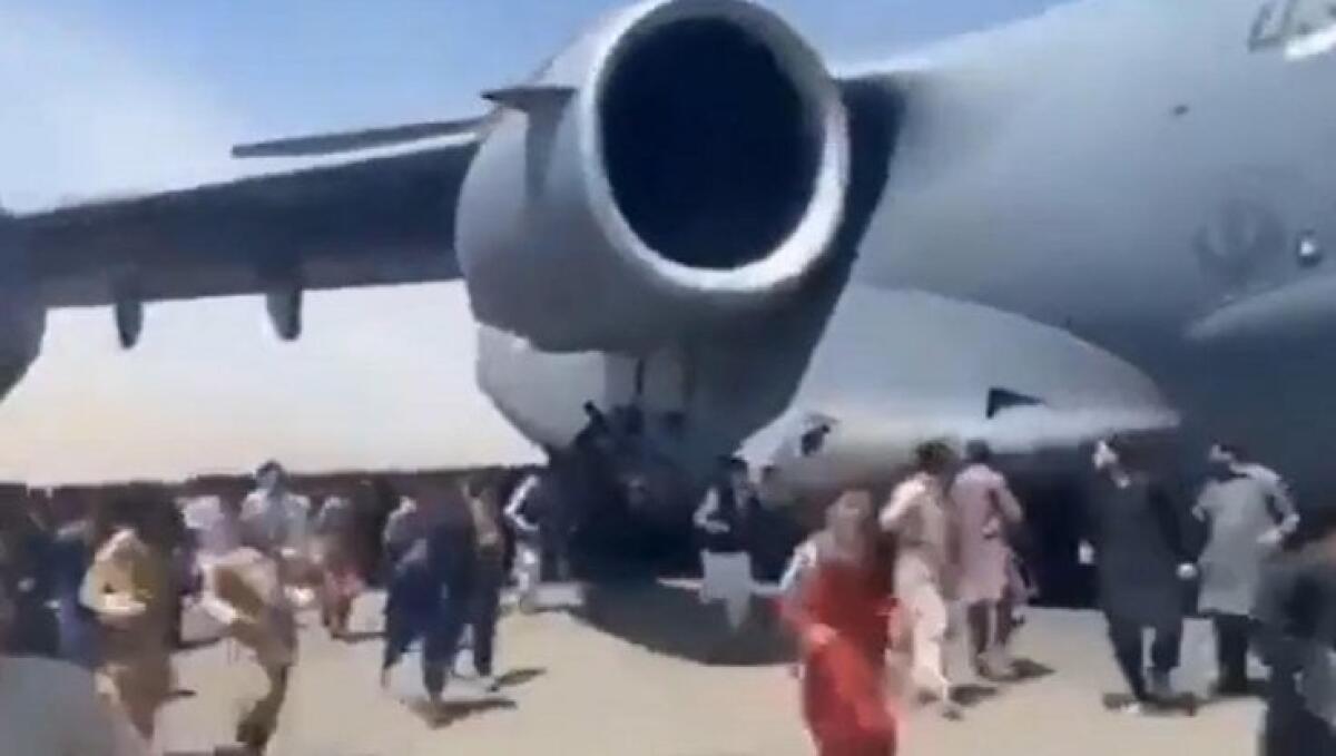 A SIGONELLA ATTERRA NEL POMERIGGIO UN AEREO DALL'AFGHANISTAN CON RICHIEDENTI ASILO E MILITARI AMERICANI - 