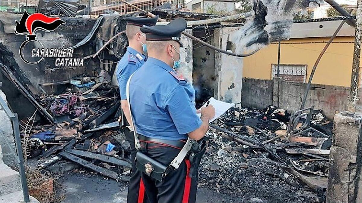 CATANIA, INCENDIA PER VENDETTA LA BARACCA DOVE STA DORMENDO IL COGNATO. ARRESTATO - 