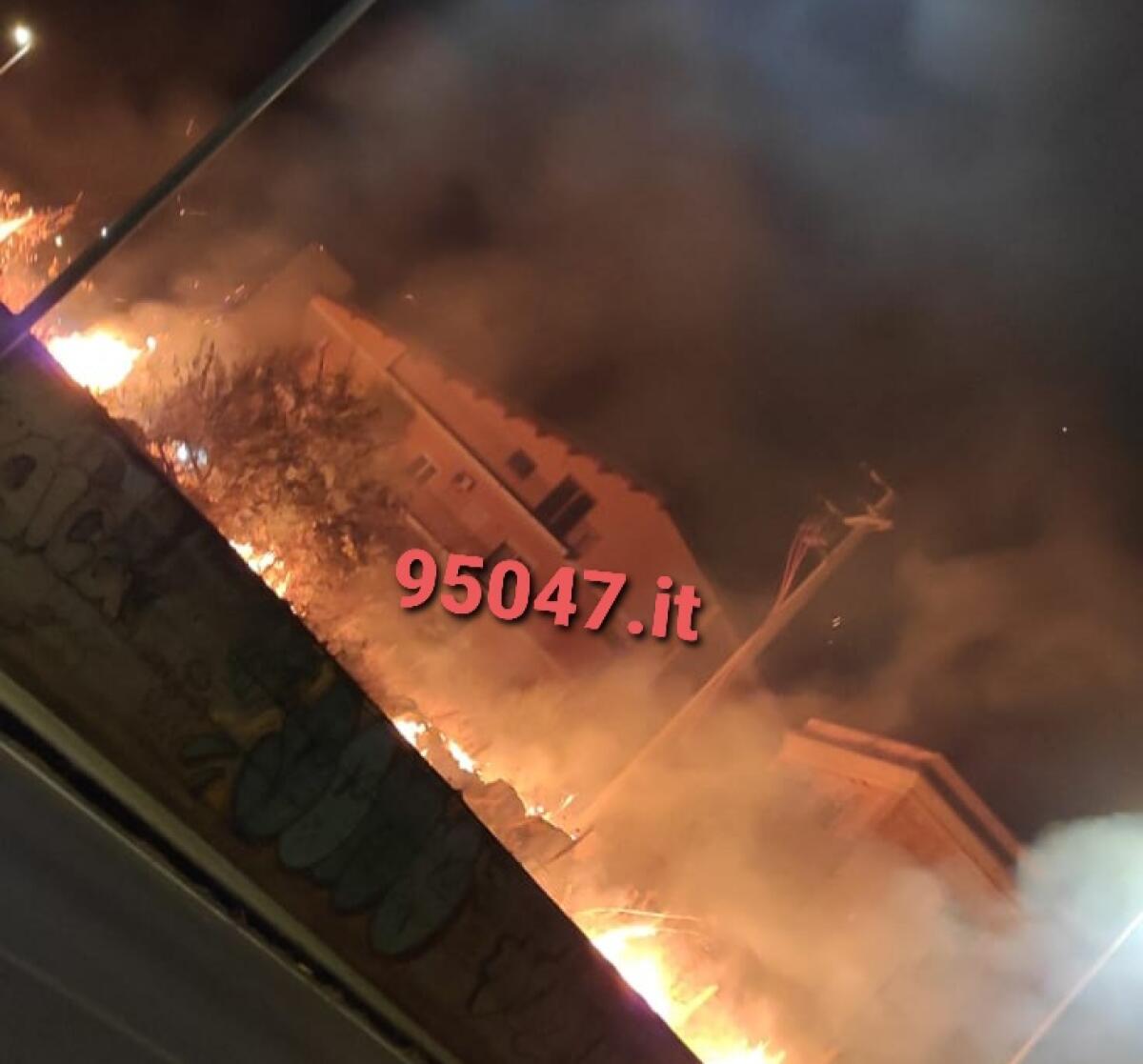 PATERNÒ: INCENDIO IN CORSO DI STERPAGLIE IN VIA NAZARIO SAURO - 