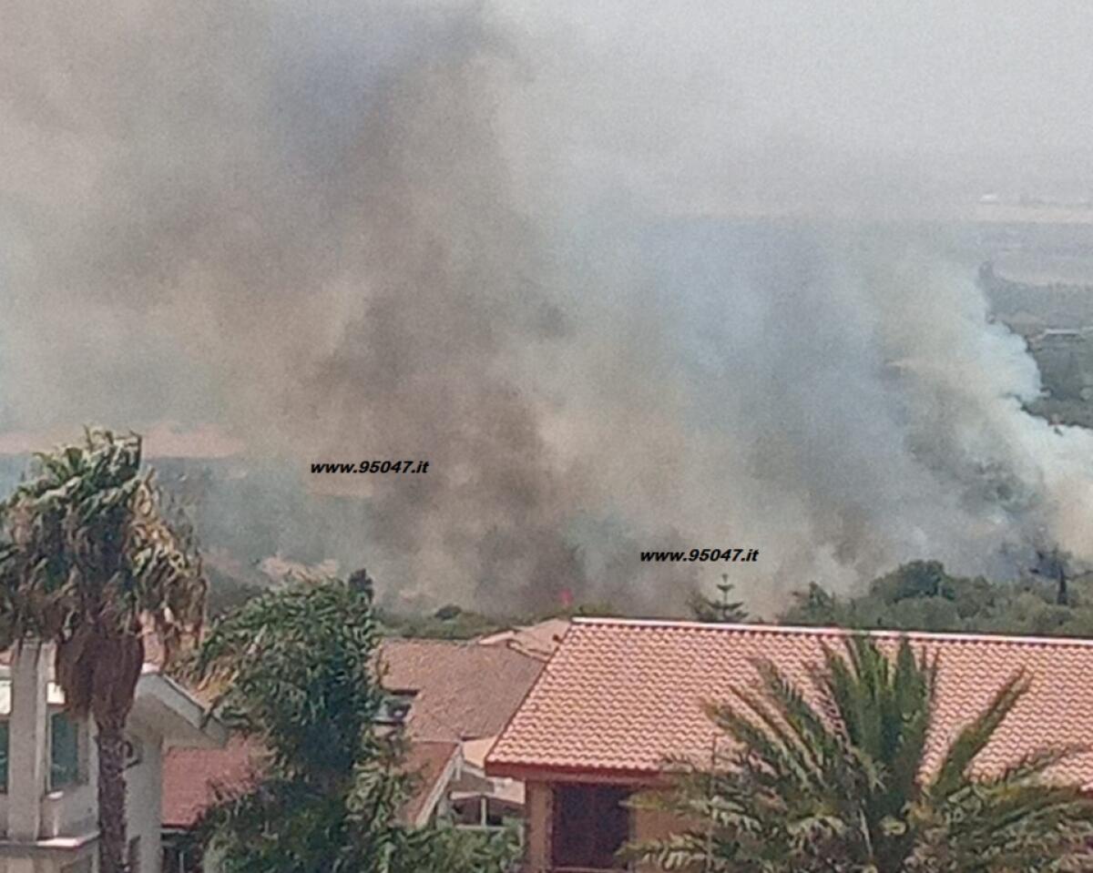 MOTTA SANT’ANASTASIA. LE FIAMME MINACCIANO ABITAZIONI - 