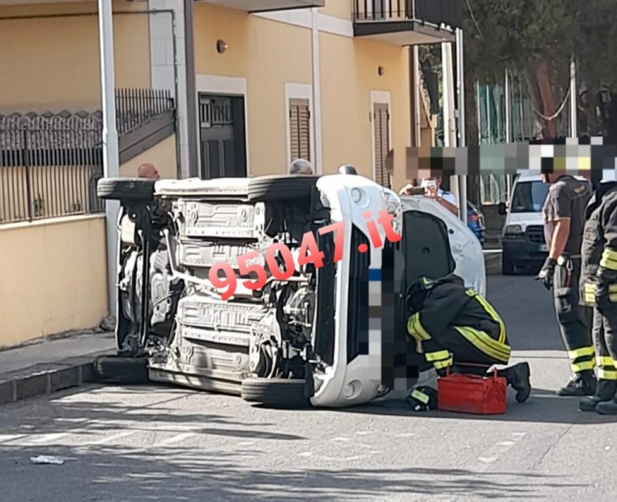 BELPASSO: SCONTRO TRA DUE AUTO, UNA SI RIBALTA. FERITE DUE DONNE ED UN BAMBINO - 