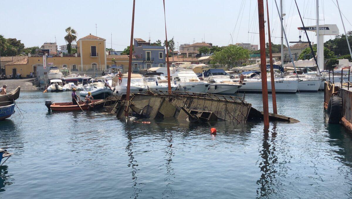 CATANIA, RIPESCATO RELITTO DI CIRCA VENTI METRI NEL PORTO DI OGNINA - 