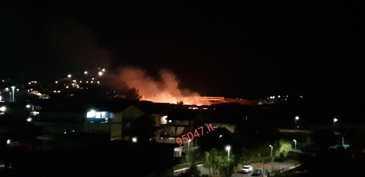 PATERNO’: VANDALI APPICCANO INCENDIO ALL’INTERNO DEL VELODROMO - 