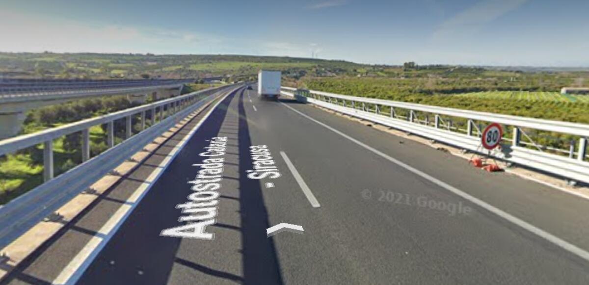 AUTO SI RIBALTA SULLA CATANIA-SIRACUSA IN DIREZIONE CATANIA, UN FERITO - 