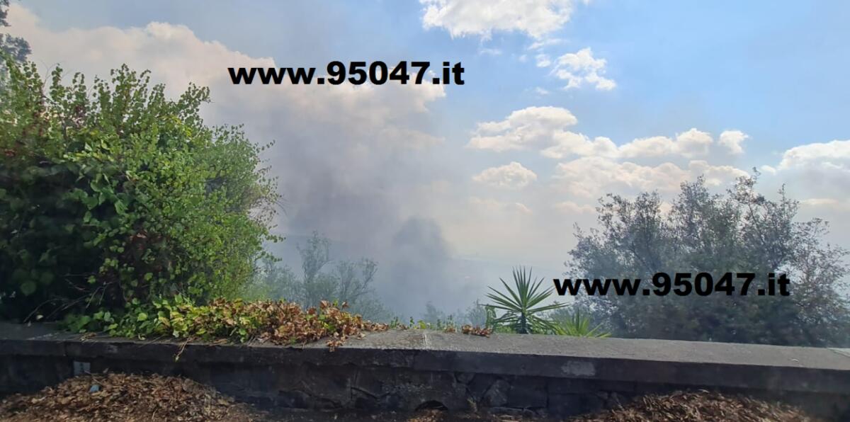 RAGALNA, IN CORSO VASTO INCENDIO STERPAGLIE  VICINO AL CIMITERO. - 