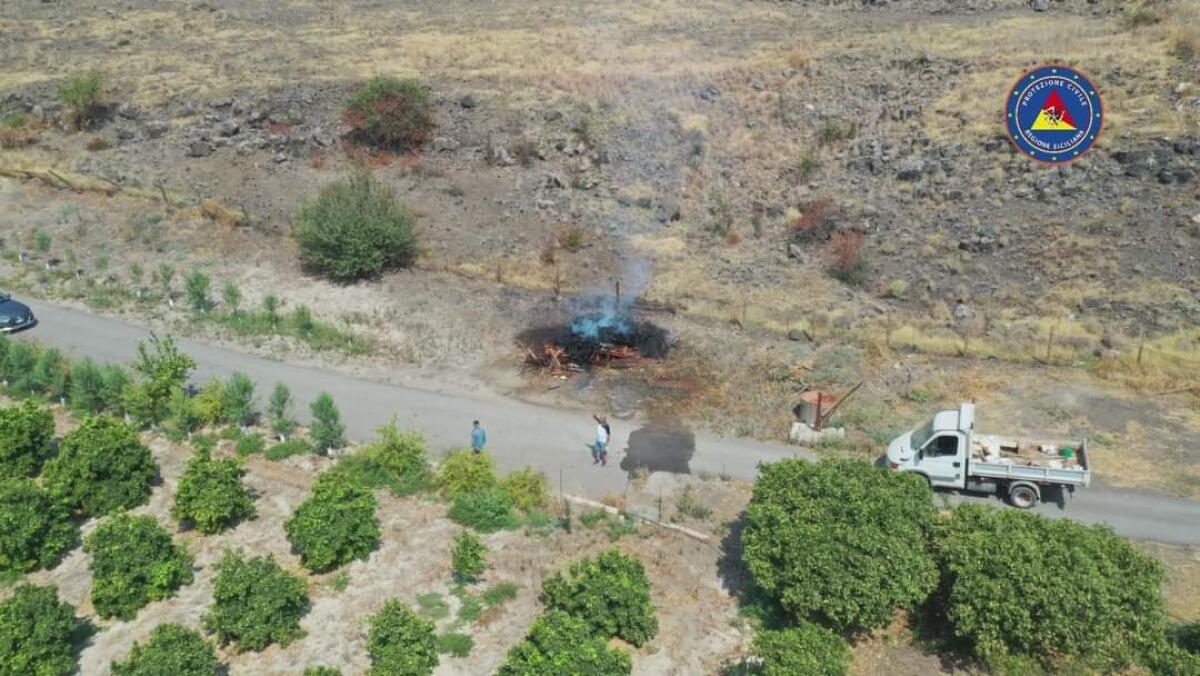 SCORDIA, ACCENDONO UN FUOCO,  MA ALLA VISTA DEL DRONE  CORRONO A SPEGNERLO, ALZANDO LE MANI IN SEGNO DI RESA. - 