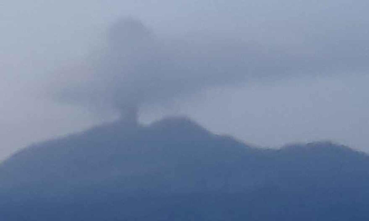 L'ETNA "SBUFFA" DAL CRATERE DI NORD EST CON NUBE ALTA 6 KM - 