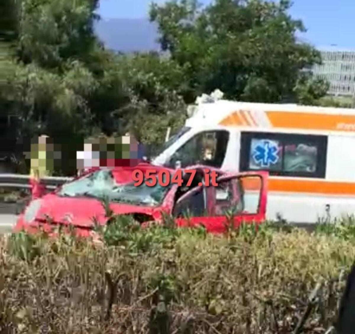GRAVISSIMO INCIDENTE SULL'A18 NEI PRESSI DI GIARRE, ELISOCCORSO SUL POSTO - 