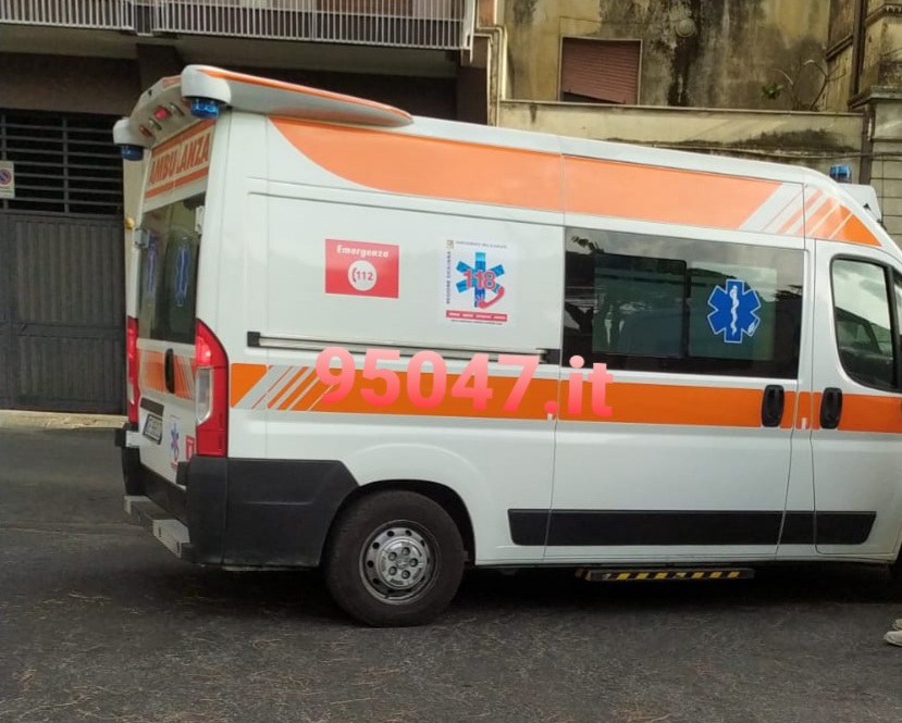 PATERNO': ACCUSA UN MALORE, PERDE IL CONTROLLO DELL'AUTO E SBATTE CONTRO  AUTO IN SOSTA