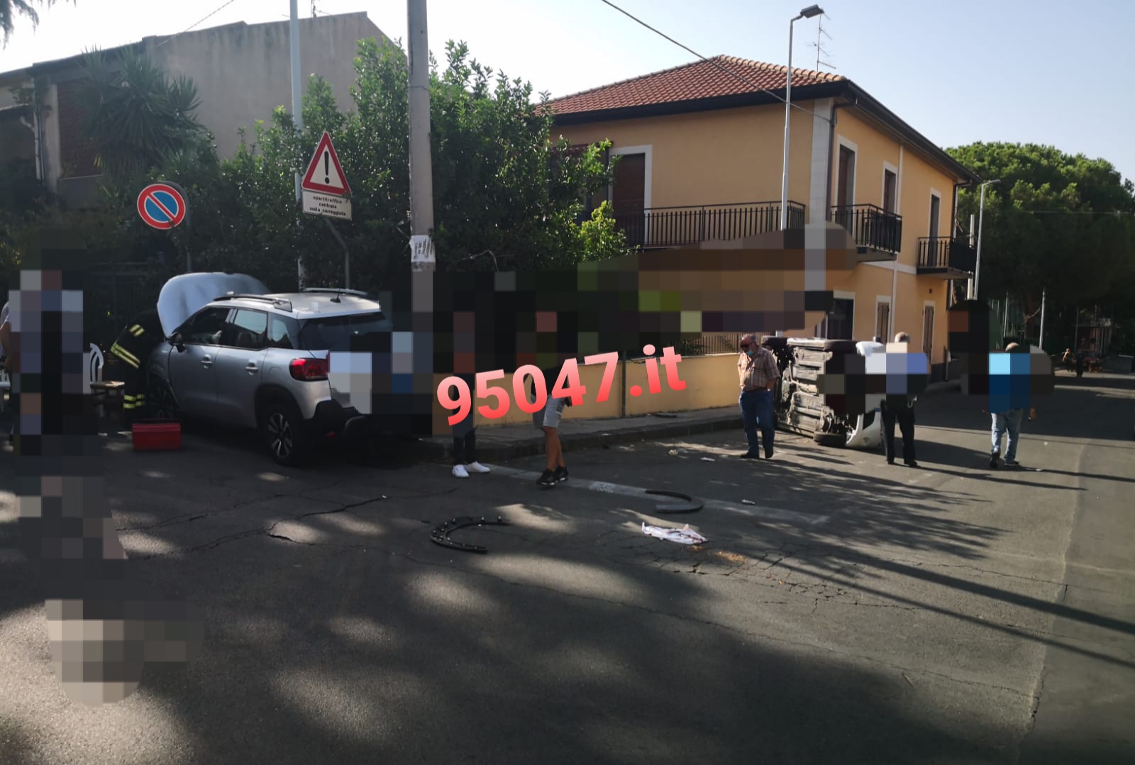 BELPASSO: SCONTRO TRA DUE AUTO, UNA SI RIBALTA. FERITE DUE DONNE ED UN BAMBINO