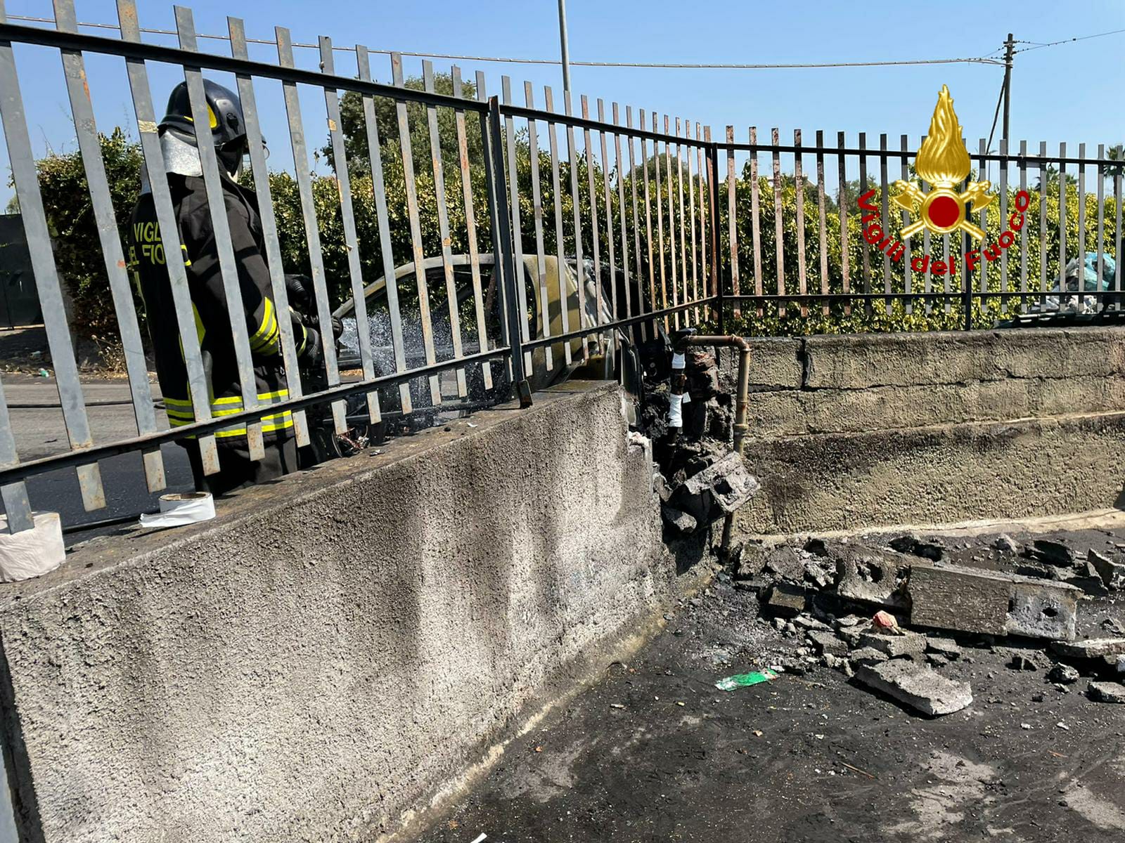 ACI S.ANTONIO: AUTO PRENDE FUOCO MENTRE È IN MARCIA