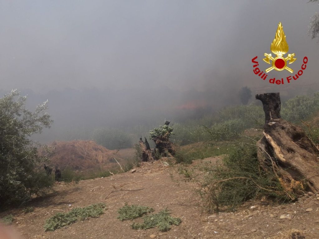 CONTINUA L’EMERGENZA INCENDI: A MOTTA SANT'ANASTASIA VIGILI DEL FUOCO SONO RIUSCITI A SALVARE DALLE FIAMME UN ALBERGO.
