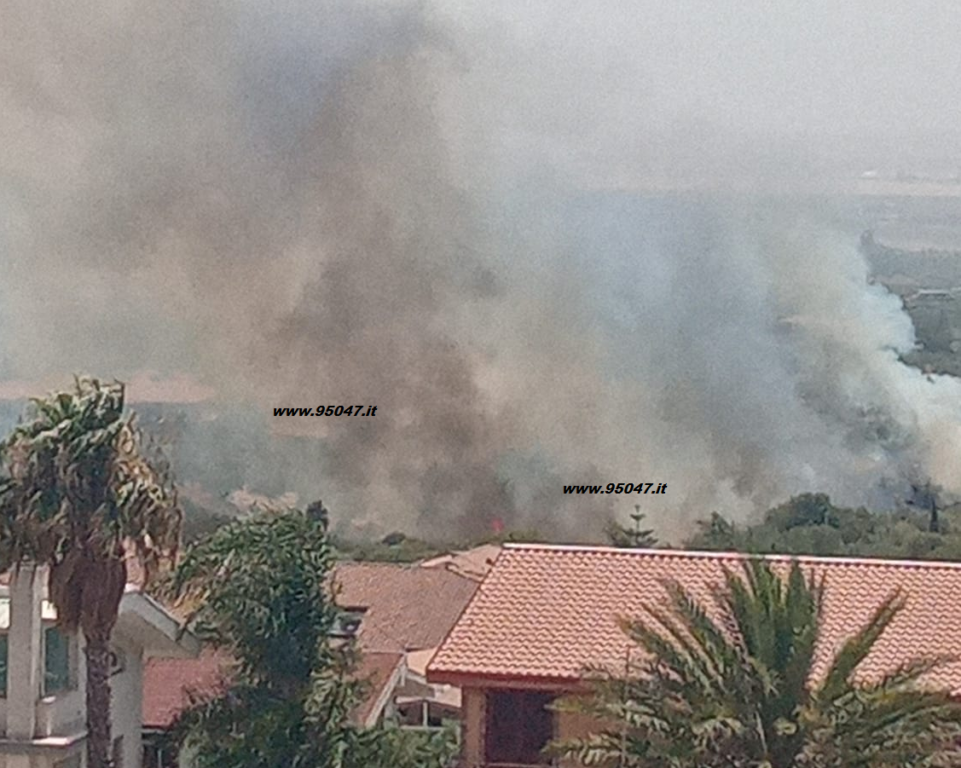 MOTTA SANT’ANASTASIA. LE FIAMME MINACCIANO ABITAZIONI