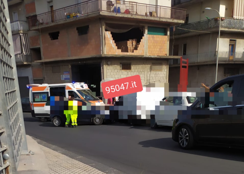 PATERNO': SCONTRO AUTO-FURGONCINO IN VIA SCALA VECCHIA