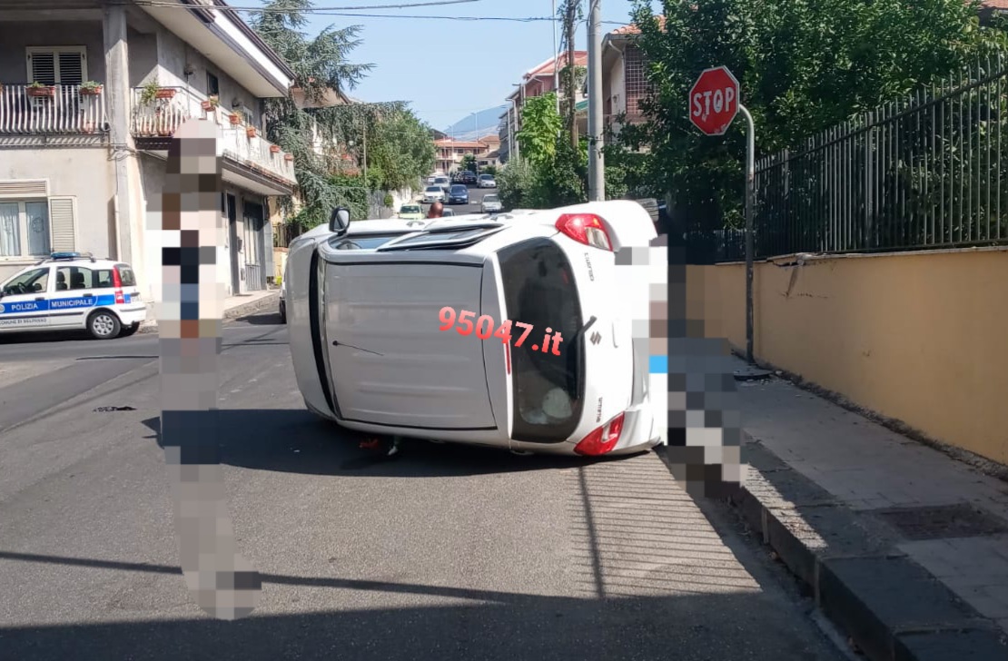 BELPASSO: SCONTRO TRA DUE AUTO, UNA SI RIBALTA. 3 FERITI TRA CUI UN BAMBINO