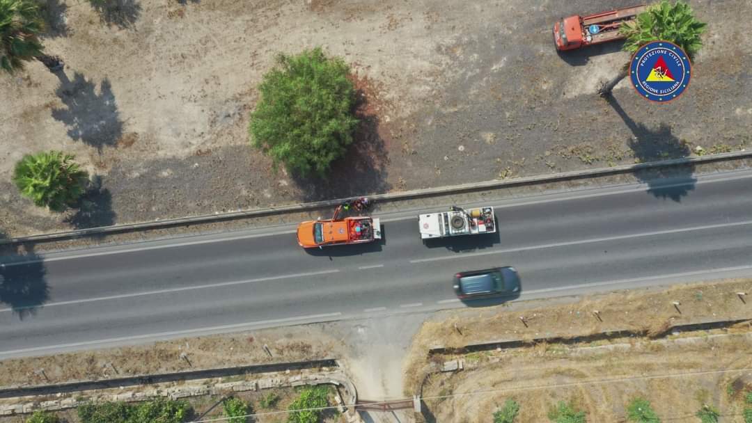 SCORDIA, ACCENDONO UN FUOCO,  MA ALLA VISTA DEL DRONE  CORRONO A SPEGNERLO, ALZANDO LE MANI IN SEGNO DI RESA.
