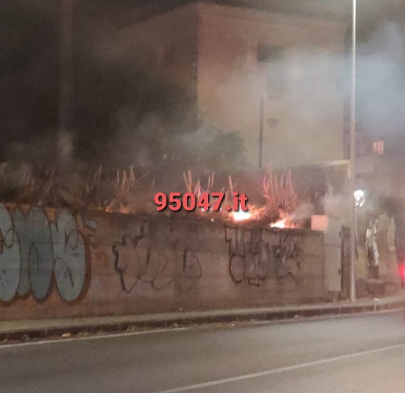 PATERNÒ: INCENDIO IN CORSO DI STERPAGLIE IN VIA NAZARIO SAURO