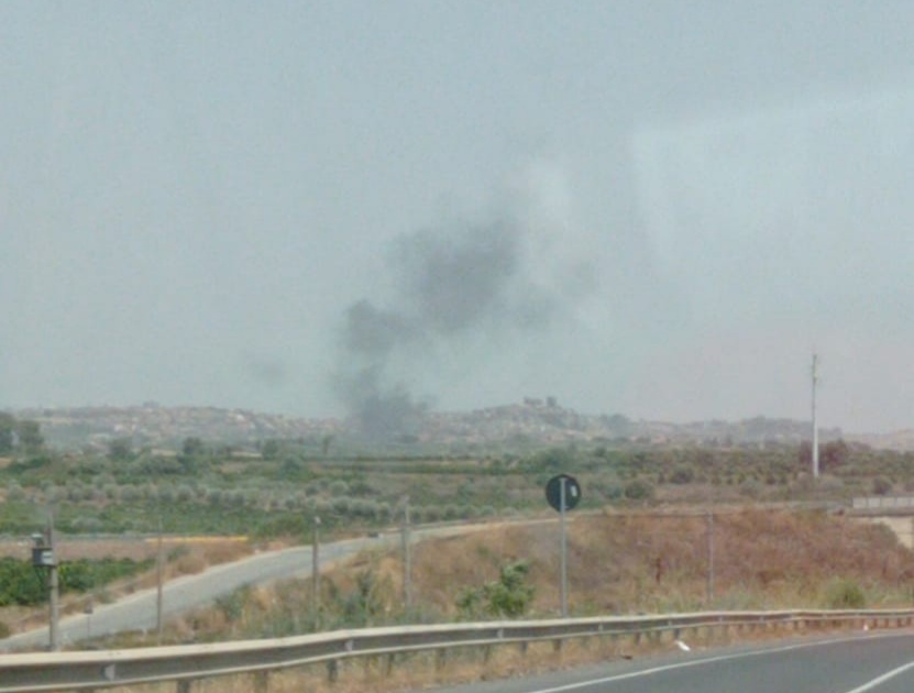 MOTTA SANT’ANASTASIA. LE FIAMME MINACCIANO ABITAZIONI