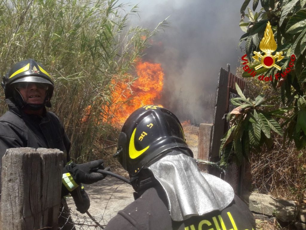 CONTINUA L’EMERGENZA INCENDI: A MOTTA SANT'ANASTASIA VIGILI DEL FUOCO SONO RIUSCITI A SALVARE DALLE FIAMME UN ALBERGO.