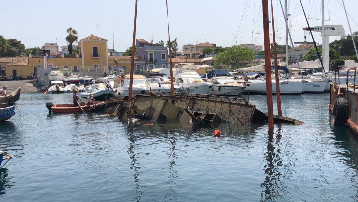 CATANIA, RIPESCATO RELITTO DI CIRCA VENTI METRI NEL PORTO DI OGNINA