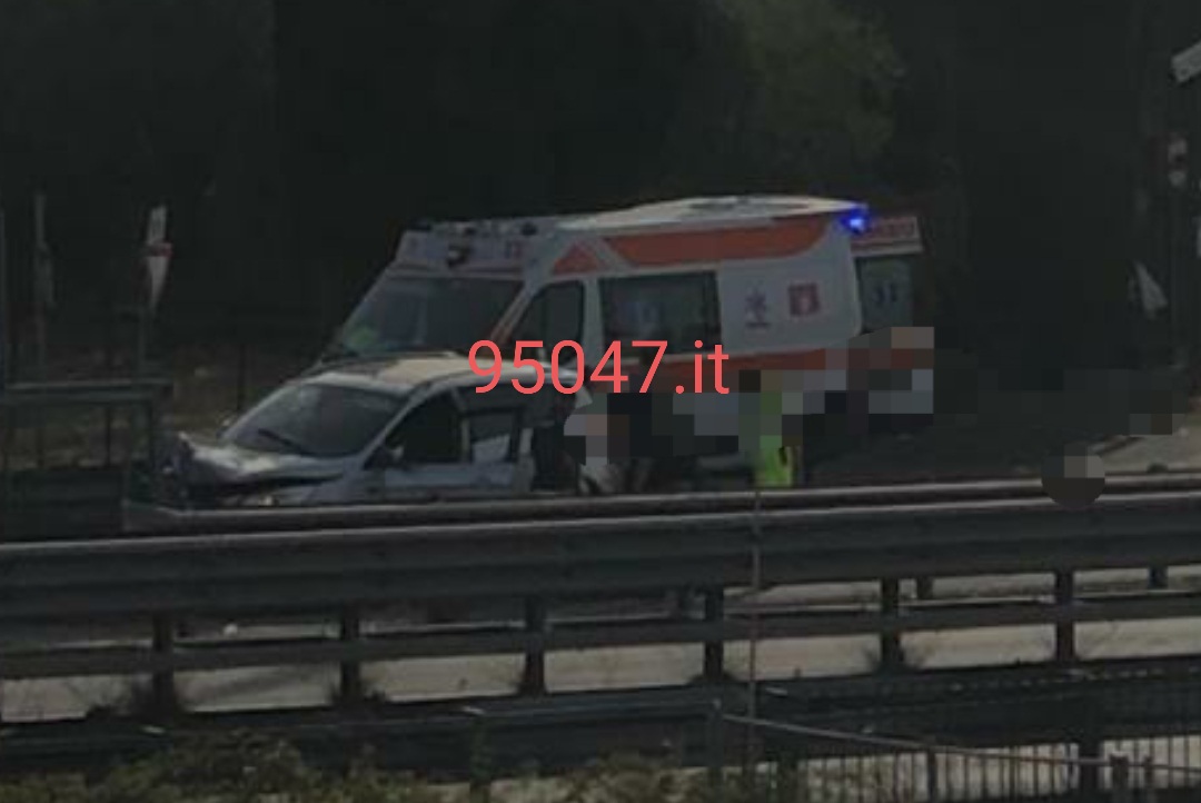 VA A SBATTERE CONTRO IL GUARD RAIL SULLA SS121, FERITO CONDUCENTE